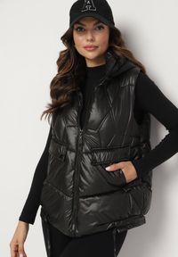 Born2be - Czarna Kamizelka z Odpinanym Kapturem i Ozdobnym Pikowaniem Arreanne. Okazja: na co dzień. Kolor: czarny. Materiał: jeans. Sezon: wiosna, jesień. Styl: casual, elegancki, sportowy #4