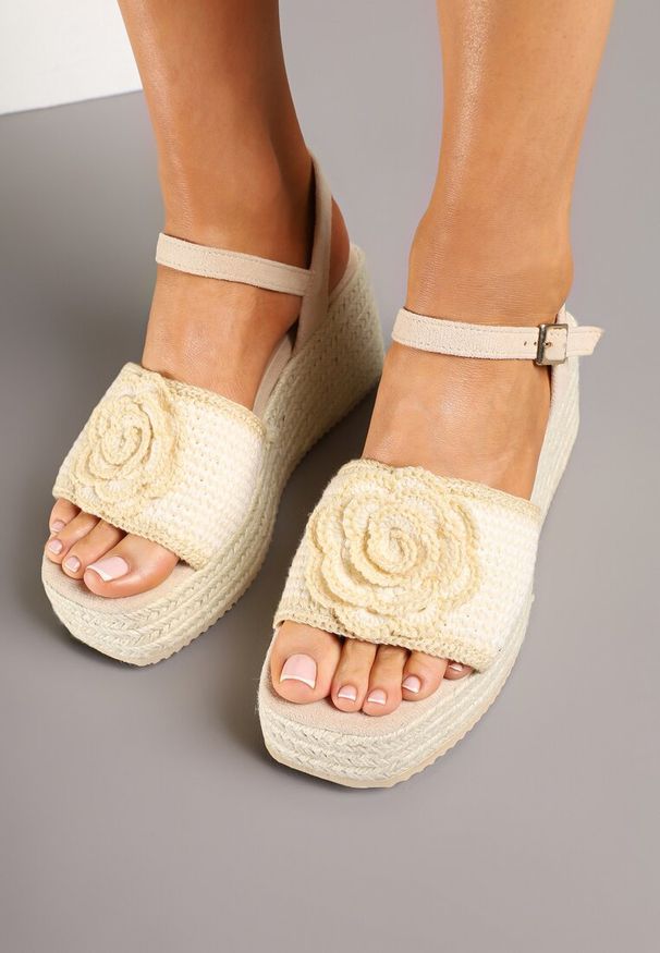 Born2be - Beżowe Sandały na Koturnie z Plecionką i Kwiatem 3D Falavina. Kolor: beżowy. Materiał: jeans. Wzór: kwiaty. Sezon: lato. Obcas: na koturnie. Styl: elegancki