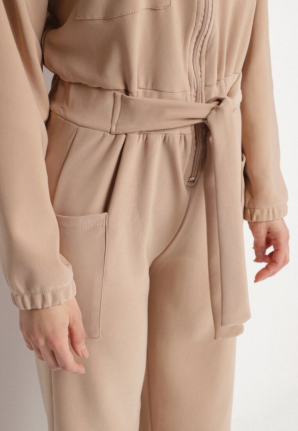 Born2be - Jasnobeżowy Kombinezon z Gumką i Wiązaniem w Talii z Szerokimi Nogawkami Creza. Okazja: na co dzień. Kolor: beżowy. Materiał: tkanina. Styl: casual