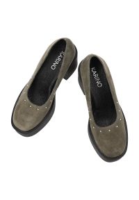 Zielone Półbuty Karino Eleganckie Obuwie Damskie. Okazja: na co dzień. Kolor: zielony. Materiał: welur. Szerokość cholewki: normalna. Wzór: aplikacja. Obcas: na obcasie. Styl: elegancki. Wysokość obcasa: średni #5