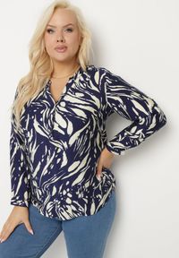 Born2be - Granatowa Koszula z Wiskozą z Dekoltem w Serek w Abstrakcyjny Wzór Aslivis. Okazja: na co dzień, na spacer. Typ kołnierza: dekolt w serek. Kolekcja: plus size. Kolor: niebieski. Materiał: wiskoza. Styl: casual, elegancki