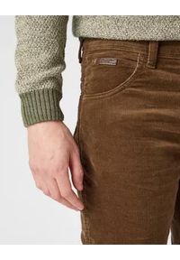 Wrangler - WRANGLER TEXAS SLIM MĘSKIE SPODNIE SZTRUKSOWE TEAK W12SEC455 112141149. Okazja: na randkę, na co dzień. Materiał: sztruks. Styl: casual, elegancki