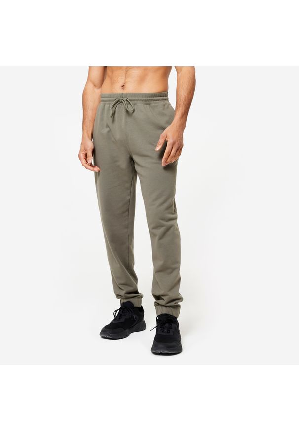 DOMYOS - Spodnie dresowe męskie Domyos Gym & Pilates regular. Kolor: wielokolorowy, brązowy, zielony. Materiał: poliester, bawełna, materiał, elastan. Sport: joga i pilates