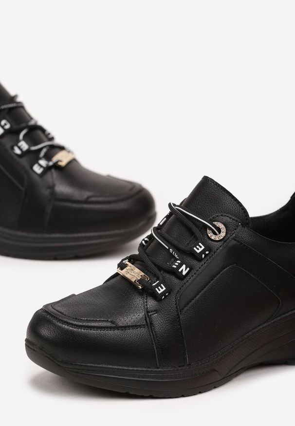 Born2be - Czarne Sneakersy na Niskim Koturnie z Ozdobnymi Napisami ze Skórzaną Wkładką Drilvia. Kolor: czarny. Materiał: skóra. Wzór: napisy. Obcas: na koturnie