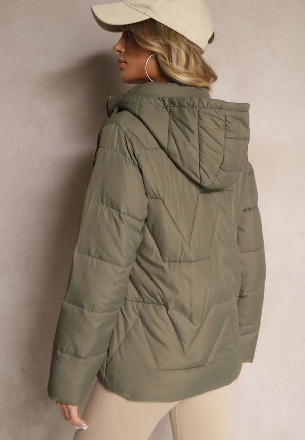 Renee - Ciemnozielona Pikowana Kurtka Przejściowa z Kapturem Silidi. Okazja: na co dzień. Typ kołnierza: kaptur. Kolor: zielony. Materiał: jeans. Styl: elegancki, klasyczny, casual