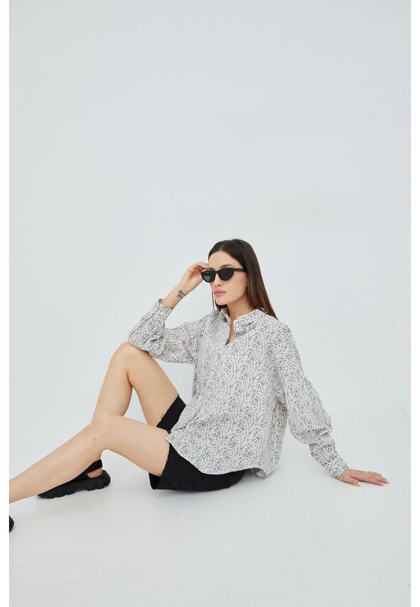 Vero Moda szorty jeansowe damskie kolor szary gładkie high waist. Okazja: na co dzień. Stan: podwyższony. Kolor: szary. Materiał: jeans. Wzór: gładki. Styl: casual