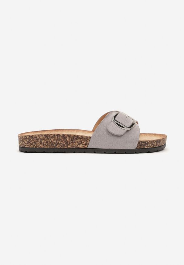 Renee - Szare Klapki na Płaskiej Korkowej Podeszwie z Metaliczną Klamrą z Przodu Dolvalia. Okazja: na plażę, na spacer. Kolor: szary. Materiał: jeans. Sezon: lato. Styl: wakacyjny