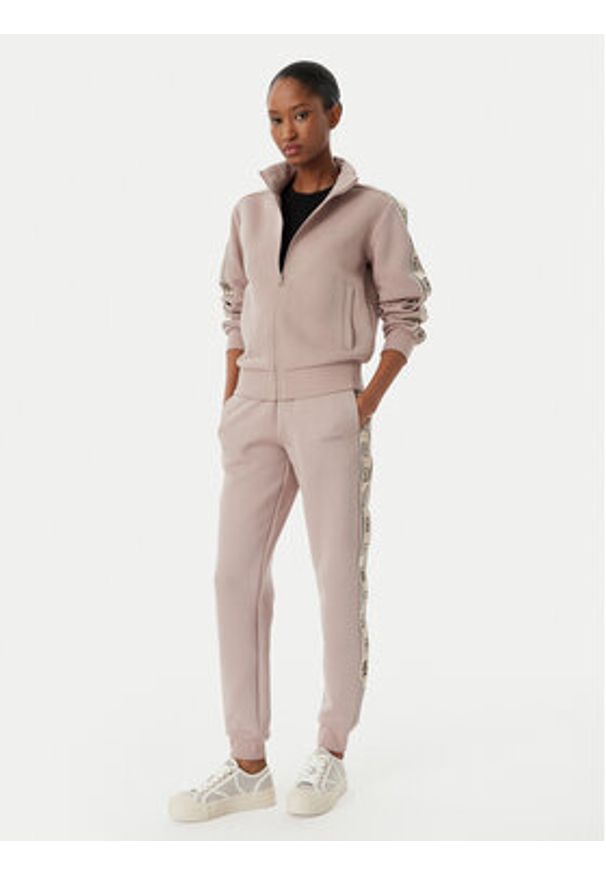 Guess Spodnie dresowe V2YB15 KB3P2 Beżowy Regular Fit. Kolor: beżowy. Materiał: syntetyk