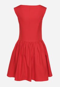 Born2be - Czerwona Rozkloszowana Sukienka Ozdobiona Kwadratowym Dekoltem Halelira. Okazja: na co dzień. Typ kołnierza: dekolt kwadratowy. Kolor: czerwony. Wzór: aplikacja. Typ sukienki: rozkloszowane, proste. Styl: casual, elegancki, klasyczny #4