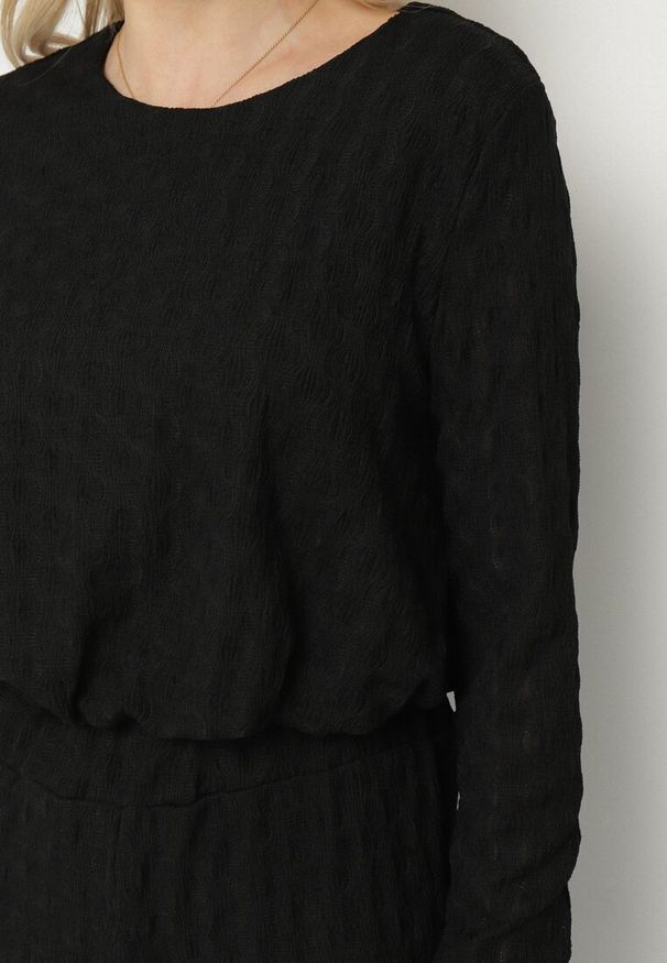 Born2be - Czarny Komplet z Tłoczonej Tkaniny Szerokie Spodnie i Bufiasta Bluzka Calloti. Kolor: czarny. Materiał: tkanina