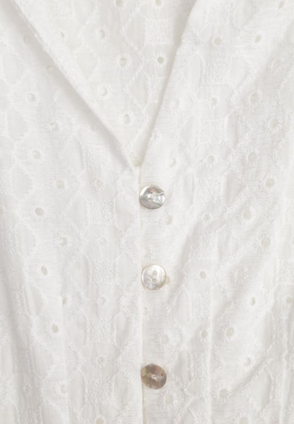 Renee - Biała Ażurowa Sukienka z Bawełny z Krótkim Rękawem i Guzikami Obitha. Kolor: biały. Materiał: bawełna. Długość rękawa: krótki rękaw. Wzór: ażurowy. Sezon: lato. Styl: elegancki