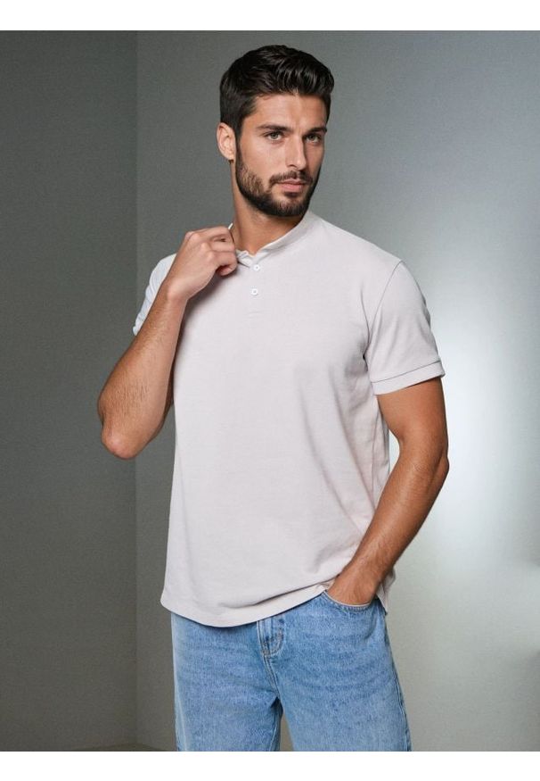 Sinsay - Bawełniane polo ze stójką - szary. Typ kołnierza: kołnierzyk stójkowy, polo. Kolor: szary. Materiał: bawełna