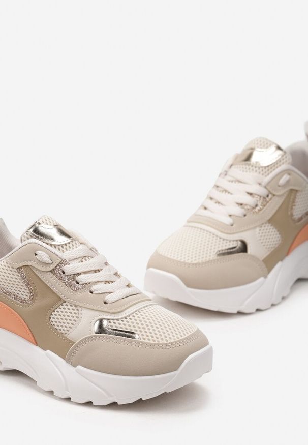 Born2be - Ciemnobeżowe Sneakersy z Modnymi Naszywkami z Brokatowym i Metalicznym Akcentem Gleriona. Kolor: beżowy. Wzór: aplikacja