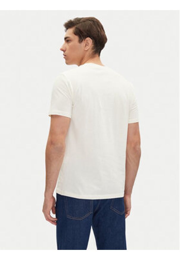 Mustang T-Shirt Austin 1016484 Biały Regular Fit. Kolor: biały. Materiał: bawełna