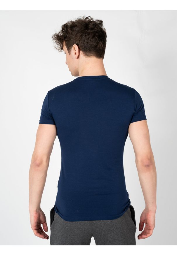 Emporio Armani T-shirt C-neck | 1110353F729 | Mężczyzna | Niebieski. Okazja: na co dzień. Kolor: niebieski. Materiał: bawełna, elastan. Wzór: napisy. Styl: klasyczny, casual