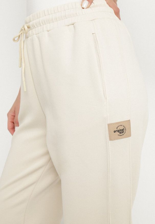 Born2be - Jasnobeżowe Bawełniane Spodnie Dresowe o Kroju Jogger Falorwena. Okazja: na co dzień. Kolor: beżowy. Materiał: dresówka, bawełna. Styl: klasyczny, casual