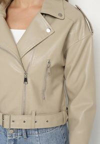 Born2be - Beżowa Kurtka Ramoneska z Klamrami Sesariah. Okazja: na co dzień. Kolor: beżowy. Materiał: jeans. Długość rękawa: krótki rękaw. Długość: krótkie. Sezon: wiosna. Styl: casual, elegancki, rockowy #2