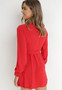 Born2be - Czerwona Sukienka Dyninca. Typ kołnierza: dekolt w kształcie V. Kolor: czerwony. Materiał: tkanina, materiał. Wzór: gładki. Typ sukienki: kopertowe. Styl: elegancki. Długość: mini #3
