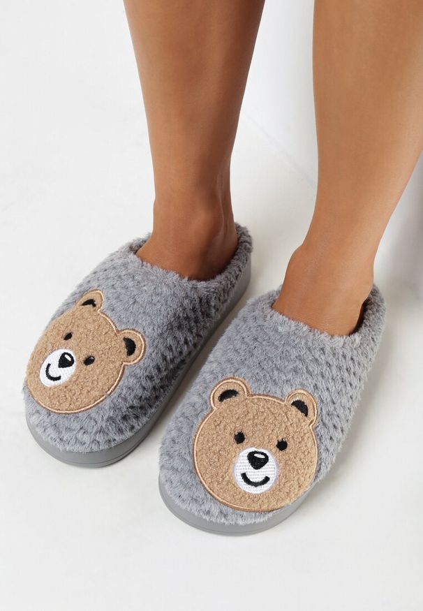 Born2be - Szare Kapcie z Miękkiego Futerka Ozdobione Misiem Geraja. Okazja: do domu. Kolor: szary. Materiał: futro. Wzór: aplikacja. Styl: elegancki