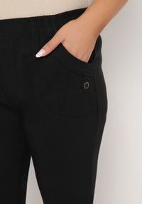 Born2be - Czarne Spodnie z Wiskozą Ozdobione Kieszeniami Liranta. Okazja: na co dzień. Kolor: czarny. Materiał: wiskoza. Wzór: aplikacja. Styl: klasyczny, casual #5