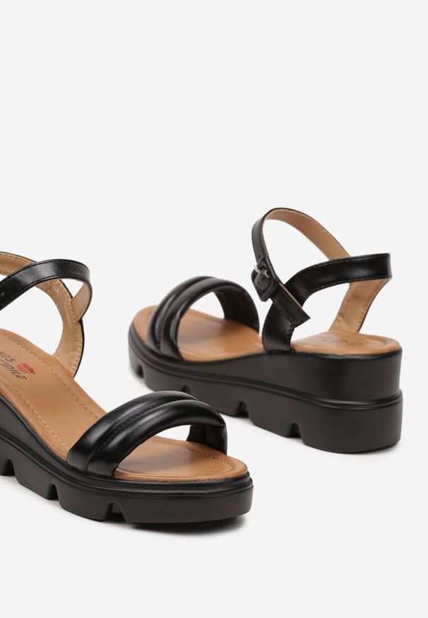 Renee - Czarne Sandały z Ekoskóry Zapinane Przy Kostce na Koturnie Gazina. Okazja: na plażę, na spacer. Kolor: czarny. Materiał: jeans. Sezon: lato. Obcas: na koturnie. Styl: elegancki