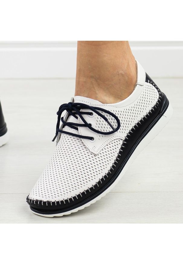 Białe nv skórzane ażurowe półbuty damskie T.Sokolski W26-01. Okazja: na co dzień. Nosek buta: okrągły. Kolor: biały. Materiał: skóra. Szerokość cholewki: normalna. Wzór: ażurowy. Sezon: wiosna, lato. Styl: elegancki, casual