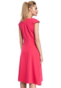 Sukienki.shop - Elegancka sukienka trapezowa z kontrafałdą wizytowa różowa. Okazja: na komunię, na spotkanie biznesowe, na wesele, do pracy, na imprezę, na ślub cywilny. Kolor: różowy, niebieski. Materiał: jeans, tkanina, elastan, materiał. Długość rękawa: krótki rękaw. Wzór: gładki. Typ sukienki: trapezowe. Styl: wizytowy, elegancki. Długość: mini #4