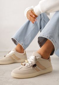 Born2be - Beżowe Sneakersy w Stylu Tenisówek z Koralikami Charnara. Okazja: na co dzień. Kolor: beżowy. Materiał: dresówka. Wzór: aplikacja #8