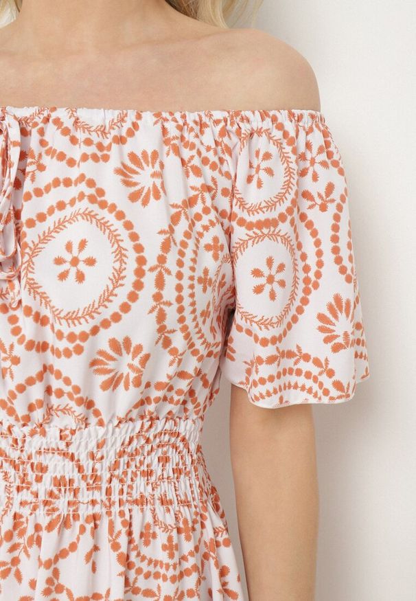 Born2be - Biało-Pomarańczowa Rozkloszowana Sukienka z Bawełną i Abstrakcyjnym Wzorem Ldivoria. Okazja: na spacer, na imprezę. Kolor: biały. Materiał: bawełna. Styl: elegancki