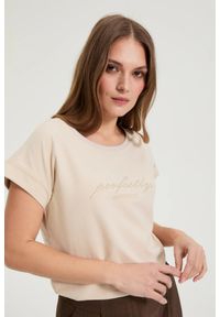 MOODO - Bluzka z napisem beżowa. Kolor: beżowy. Materiał: elastan, bawełna. Wzór: napisy #1