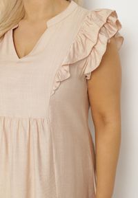 Born2be - Beżowa Sukienka Pudełkowa z Bawełną i Trójkątnym Dekoltem Ozdobiona Falbankami Vikirva. Okazja: na randkę, na co dzień. Typ kołnierza: kołnierz z falbankami. Kolekcja: plus size. Kolor: beżowy. Wzór: aplikacja. Typ sukienki: proste, dla puszystych. Materiał: bawełna. Długość rękawa: długi rękaw. Styl: klasyczny, casual, elegancki #4