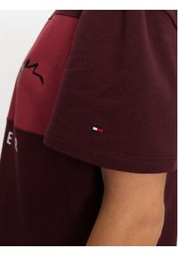 TOMMY HILFIGER - Tommy Hilfiger Sukienka codzienna UW0UW05631 Czerwony Relaxed Fit. Okazja: na co dzień. Kolor: czerwony. Materiał: bawełna. Typ sukienki: proste. Styl: casual