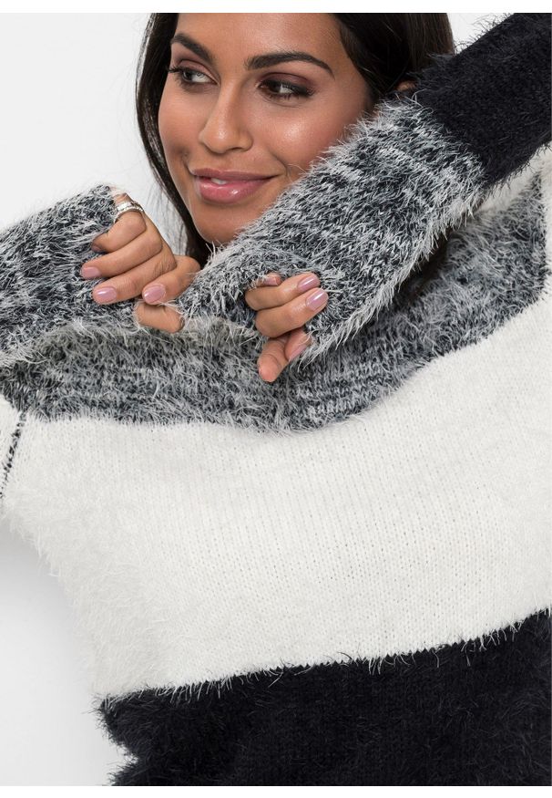 bonprix - Sweter z przędzy z długim włosem w paski. Kolor: czarny. Materiał: dzianina. Długość: długie. Wzór: paski