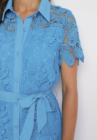 Born2be - Niebieska Koszulowa Sukienka Koronkowa z Wiązanym Paskiem Sachaela. Kolor: niebieski. Materiał: koronka. Typ sukienki: koszulowe. Długość: midi #5