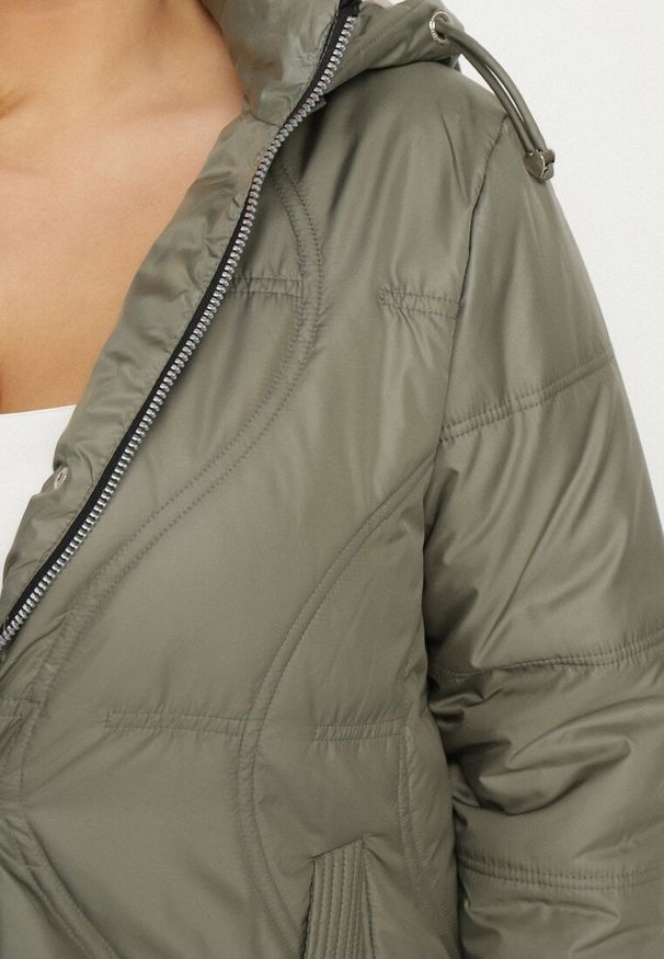 Born2be - Zielona Pikowana Kurtka z Odpinanym Kapturem i Kieszeniami Vilbia. Okazja: na co dzień, na spacer. Kolekcja: plus size. Kolor: zielony. Materiał: jeans, poliester. Styl: sportowy, elegancki, casual