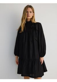 Reserved - Sukienka mini z kokardą - czarny. Typ kołnierza: kokarda. Kolor: czarny. Materiał: wiskoza, tkanina. Długość: mini #1