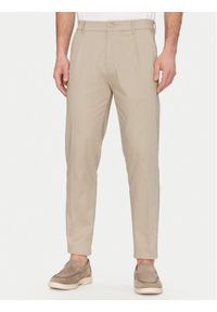 Calvin Klein Chinosy K10K114104 Beżowy Tapered Fit. Kolor: beżowy. Materiał: bawełna #1