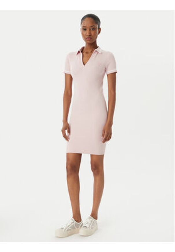 Guess Sukienka codzienna V6RK02 Z4692 Różowy Regular Fit. Okazja: na co dzień. Kolor: różowy. Materiał: syntetyk. Typ sukienki: proste. Styl: casual