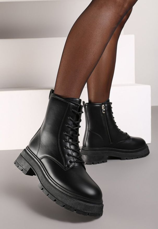 Renee - Czarne Botki Workery na Grubej Podeszwie z Tłoczeniami Daitara. Kolor: czarny. Materiał: dzianina, skóra, jeans. Obcas: na obcasie. Styl: rockowy. Wysokość obcasa: średni