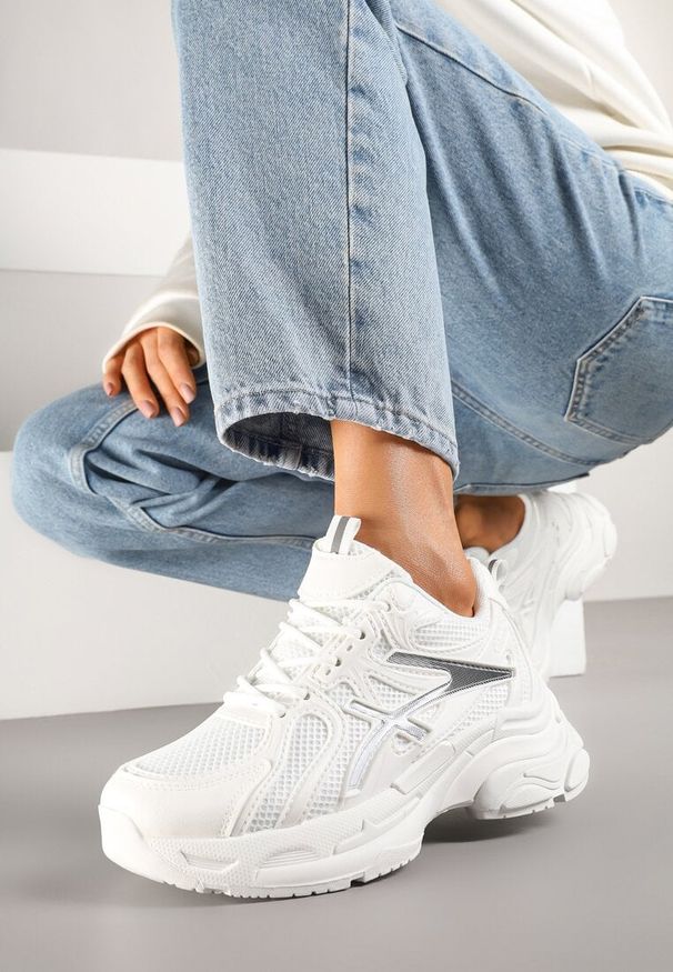 Born2be - Białe Sneakersy Ozdobione Geometrycznym Wzorem Erraza. Okazja: na co dzień, na spacer. Kolor: biały. Materiał: jeans. Wzór: aplikacja, geometria. Sport: turystyka piesza