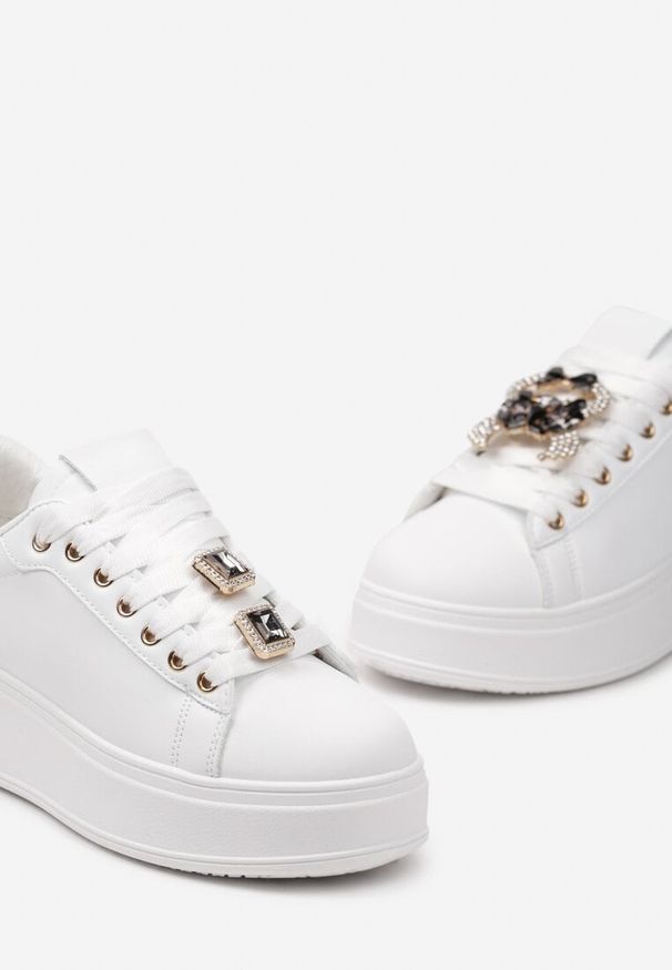 Renee - Biało-Czarne Sneakersy z Platformą i Odpinanymi Biżuteryjnymi Aplikacjami na Sznurówkach Tamaki. Okazja: na co dzień. Kolor: biały. Materiał: jeans. Wzór: aplikacja. Obcas: na platformie
