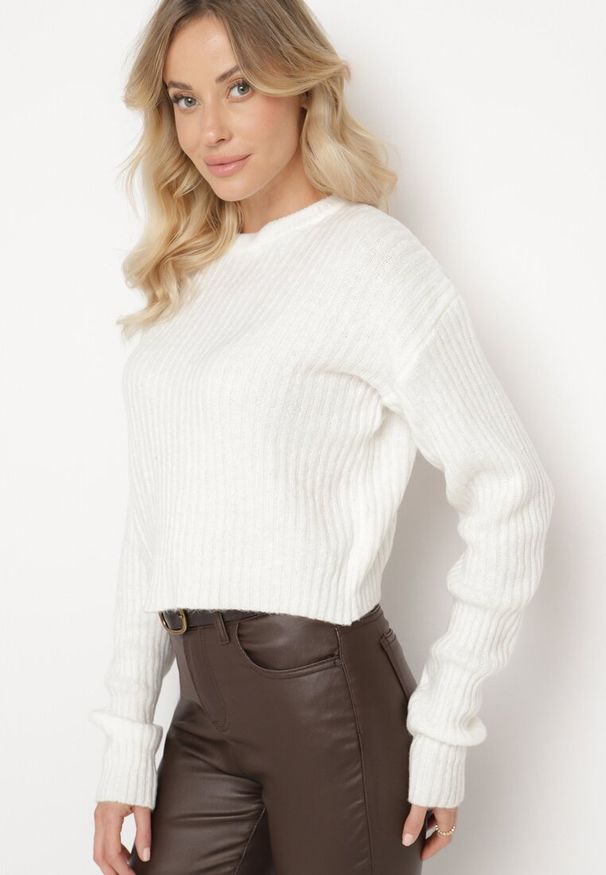 Born2be - Jasnobeżowy Sweter o Pudełkowym Kroju z Prążkowanym Tłoczeniem Omelis. Okazja: na co dzień. Kolor: beżowy. Materiał: prążkowany. Długość rękawa: długi rękaw. Długość: długie. Styl: elegancki, casual