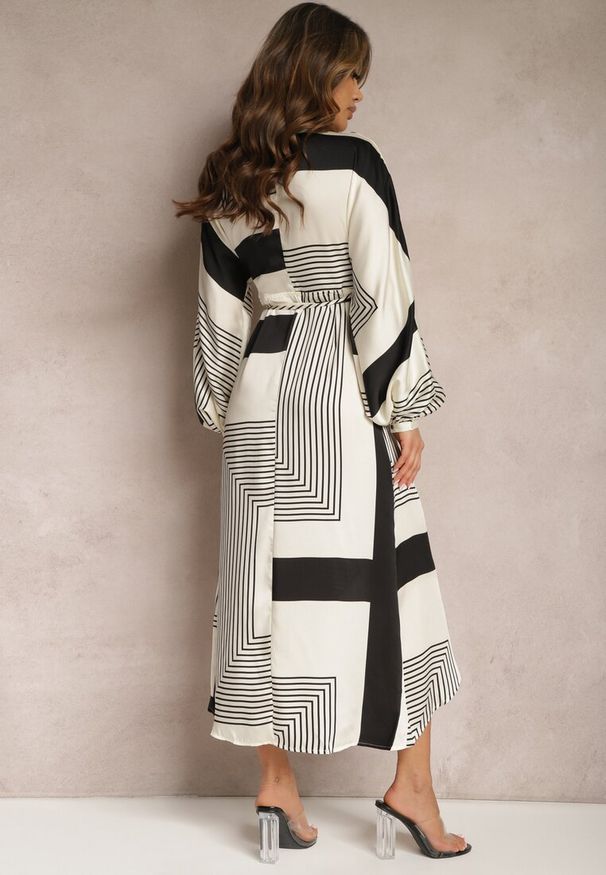 Renee - Czarna Kopertowa Sukienka Kimono Wiązana w Talii Ozdobiona Geometrycznym Wzorem Erostta. Kolor: czarny. Wzór: geometria, aplikacja. Typ sukienki: kopertowe