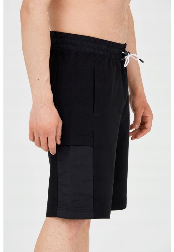 EA7 Emporio Armani - EA7 Męskie czarne shorty ze wstawkami. Kolor: czarny. Materiał: bawełna. Długość: krótkie