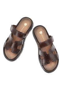 Klapki damskie Armodo, cholewka ze skóry naturalnej z ażurowymi perforacjami szeroki pasek z regulacją na rzep, brązowe, 40440. Okazja: na co dzień. Kolor: brązowy. Materiał: skóra. Wzór: ażurowy. Sezon: lato. Styl: casual, klasyczny, elegancki #4