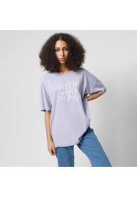 outhorn - T-shirt oversize z nadrukiem damski - fioletowy. Okazja: na plażę. Kolor: fioletowy. Materiał: dzianina, materiał, bawełna. Wzór: nadruk. Styl: wakacyjny