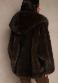 Renee - Brązowa Oversizowa Kurtka Futerko z Kapturem Venelle. Okazja: na imprezę. Typ kołnierza: kaptur. Kolor: brązowy. Materiał: futro. Styl: klasyczny #4