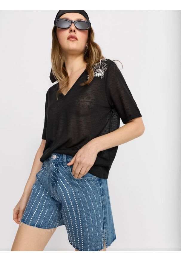 Sinsay - Jeansowe szorty z dżetami i surowym wykończeniem - niebieski. Kolor: niebieski. Materiał: jeans