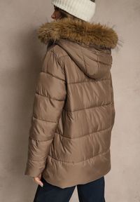 Renee - Brązowa Trapezowa Kurtka z Pikowanymi Przeszyciami i Kapturem z Futerkiem Lanittia. Okazja: na co dzień, na spacer. Kolor: brązowy. Materiał: futro. Styl: casual #3