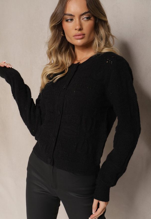 Renee - Czarny Pudełkowy Kardigan z Wełną i Wiskozą o Tłoczonym Splocie Vaitra. Kolor: czarny. Materiał: wiskoza, wełna. Długość rękawa: długi rękaw. Długość: długie. Wzór: ze splotem. Styl: wizytowy, elegancki